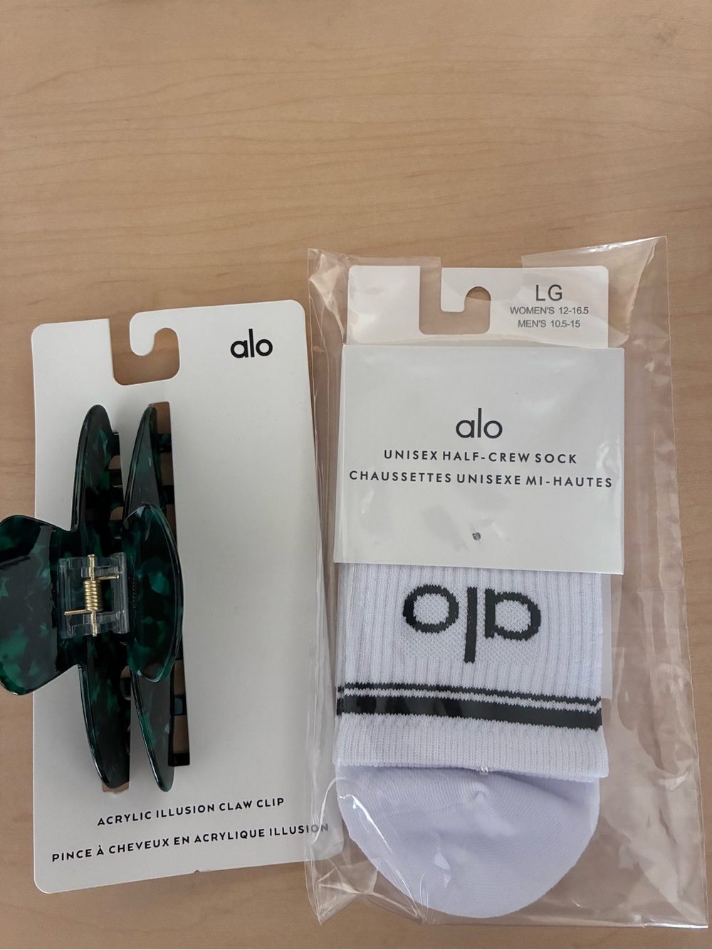 ALO Yoga lot bundle claw clip 90s Half-Crew Socks White Black Logo (Large)